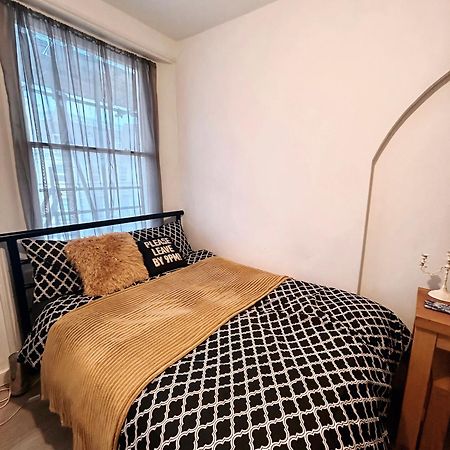 Spacious Studio Flat In Londra Esterno foto