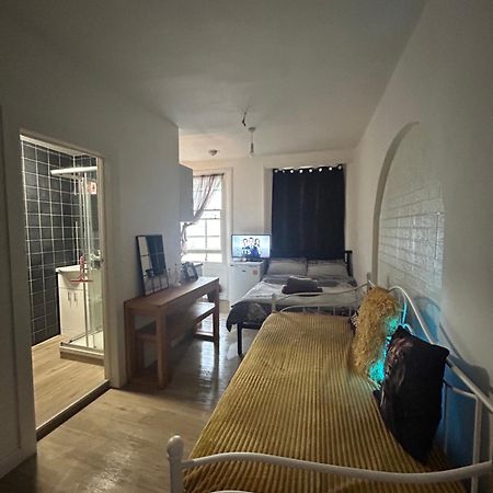 Spacious Studio Flat In Londra Esterno foto