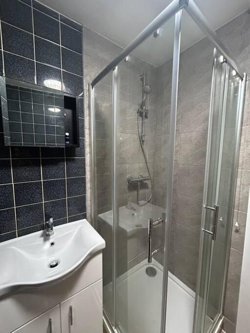 Spacious Studio Flat In Londra Esterno foto