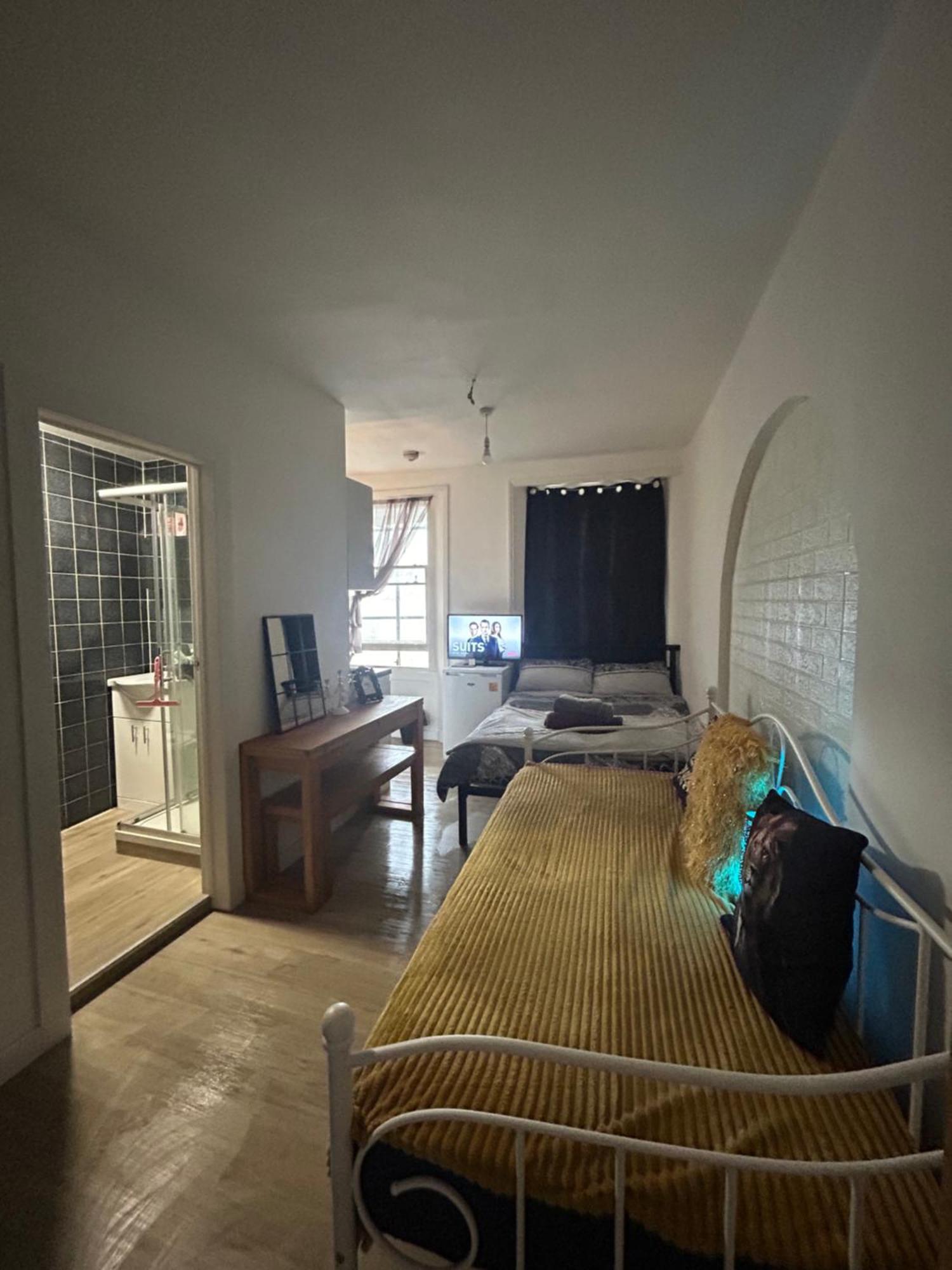 Spacious Studio Flat In Londra Esterno foto